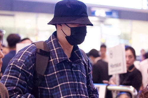 So Ji Sub mặc giản dị khi đến Việt Nam.