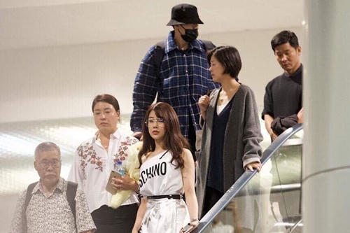 Diệp Lâm Anh (phải, hàng dưới) tiếp đón So Ji Sub ở sân bay.