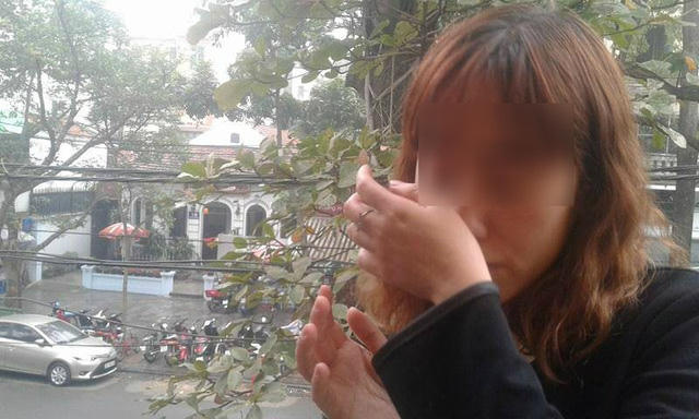 Người mẹ trẻ đau lòng và hận những gì đã xảy ra với con trai mình.