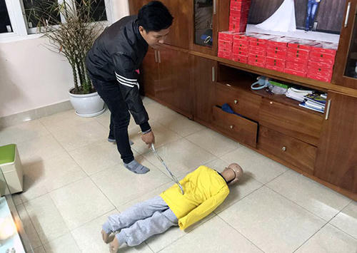 Cuộc sống đọa đầy của bé trai 10 tuổi khi ở cùng bố và mẹ kế