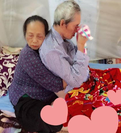 buc-anh-cu-ba-ha-noi-om-chat-lung-cu-ong-khien-con-chay-nuoc-mat