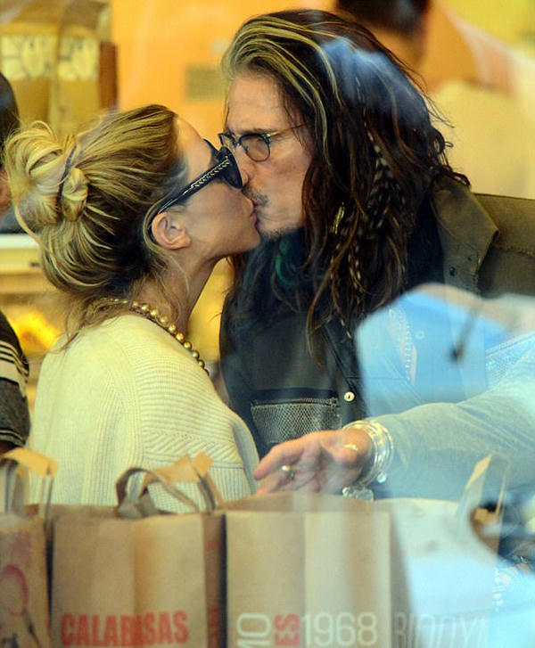 69-tuoi-thu-linh-aerosmith-van-rat-lang-man-voi-ban-gai-kem-40-tuoi