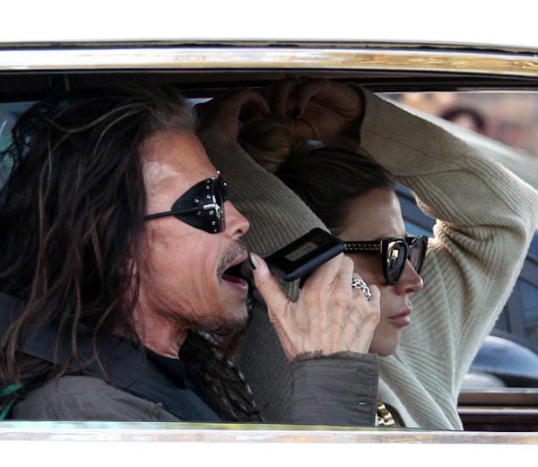 69-tuoi-thu-linh-aerosmith-van-rat-lang-man-voi-ban-gai-kem-40-tuoi-1