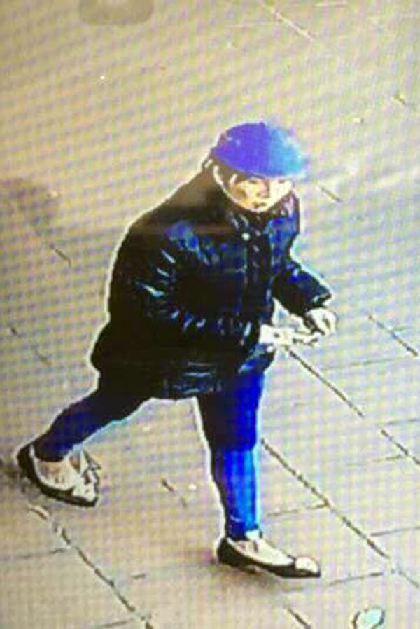 Bé trai khoảng 4 tuổi bị bỏ rơi ở Phủ Tây Hồ