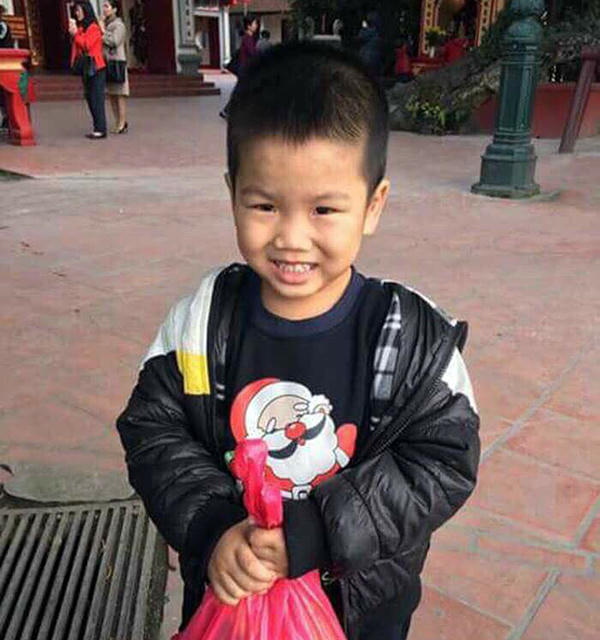 Bé trai khoảng 4 tuổi bị bỏ rơi ở Phủ Tây Hồ