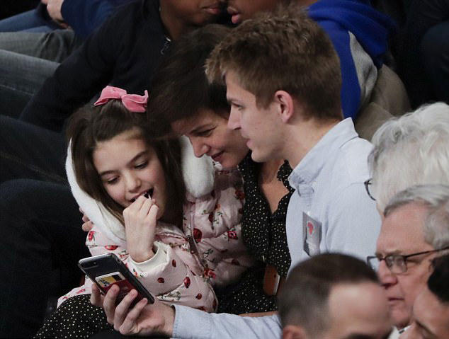 suri-cruise-lon-bong-nhu-thieu-nu-3