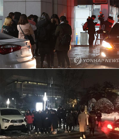 Khán giả tụ tập trước cổng bệnh viện Đại học Konkuk. Ảnh: Yonhap News.