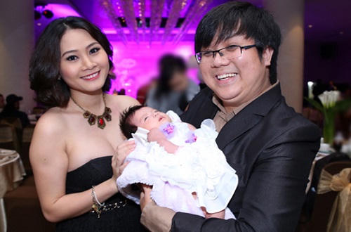 Gia Bảo kể lại anh đã khóc khi chứng kiến khoảnh khắc vợ đau đớn trong lúc sinh nở.