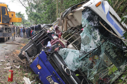 Tai nạn xe chở khách, 3 người chết, nhiều người bị thương