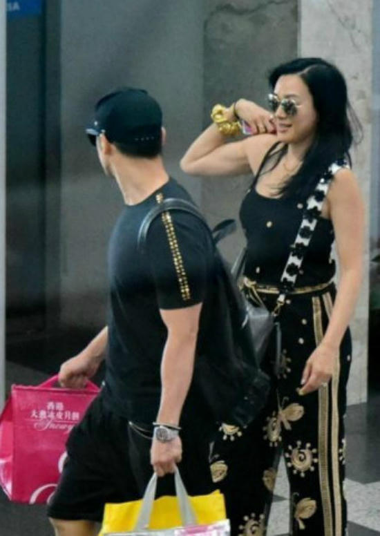 'Bom sex gốc Việt' bị chế giễu vì chênh lệch hình thức, tuổi tác với chồng trẻ