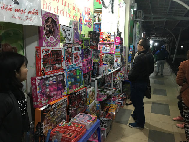 Cửa hàng đồ chơi đang vào vụ mùa