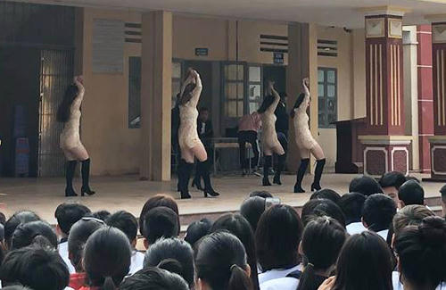 Màn biểu diễn với trang phục, động tácgợi cảm tại trường THPT Bất Bạt (Hà Nội).