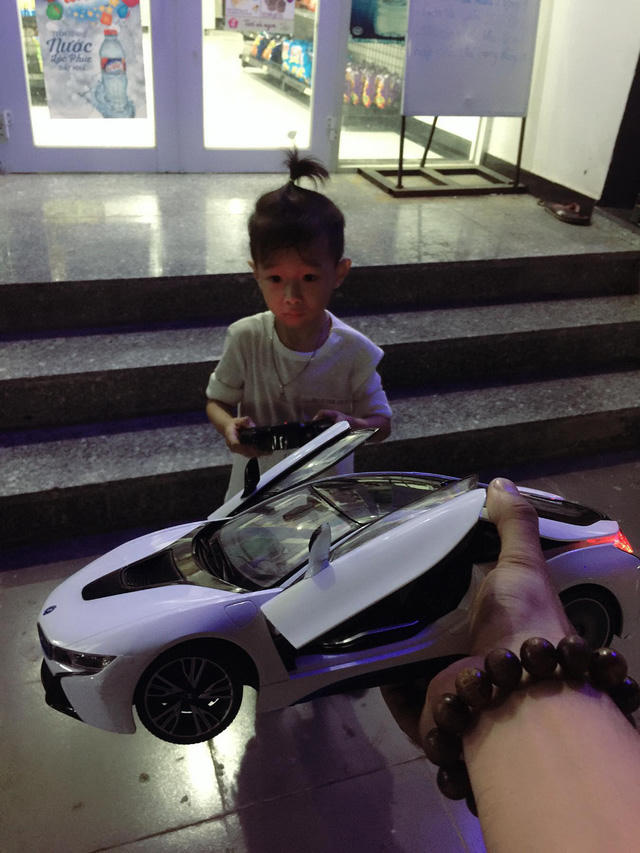 Hóa ra đây chỉ là một món quà dành cho con trai của nam ca sĩ.