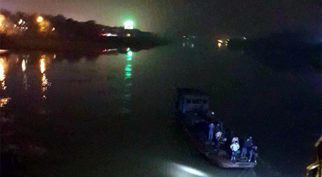 Hai ô tô rơi xuống sông, 2 cán bộ thiệt mạng, 4 người bị thương