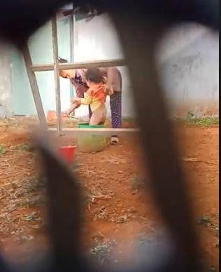 Phẫn nộ khi xem clip người phụ nữ hành hạ trẻ em - Ảnh 1.