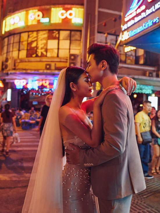 "nga ngua" voi thu nhap hang thang cua chong sap cuoi chung huyen thanh hinh anh 5