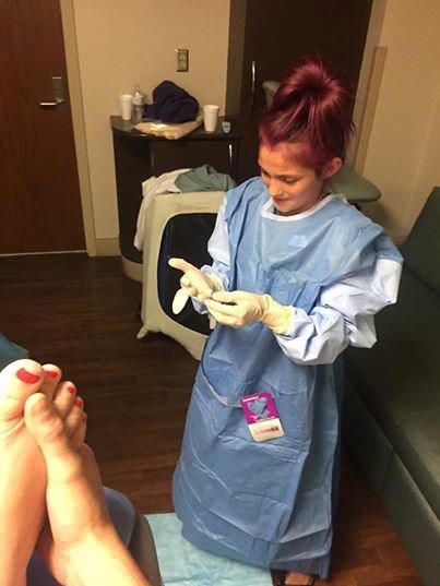 Cảm xúc đặc biệt của bé gái 12 tuổi đỡ đẻ cho mẹ