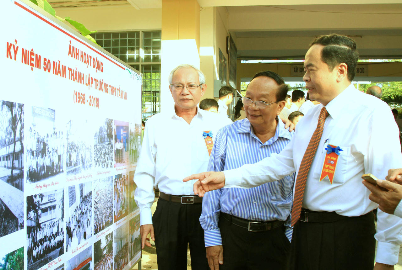 Thăm trường cũ, Chủ tịch UBTƯMTTQ VN tặng quà học sinh vượt khó