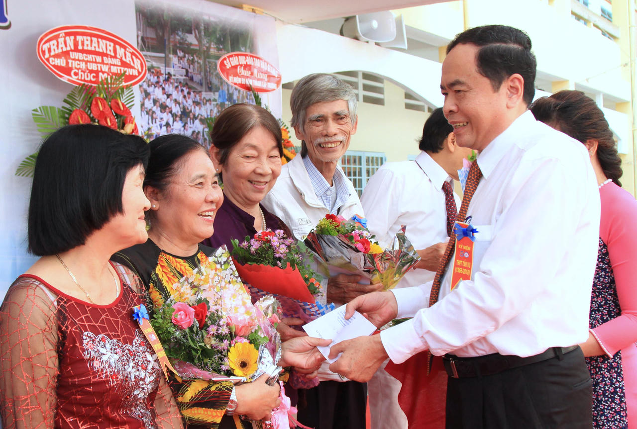 Thăm trường cũ, Chủ tịch UBTƯMTTQ VN tặng quà học sinh vượt khó