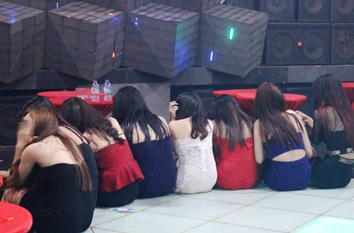 Gần chục người trong quán bar dương tính với ma túy. Ảnh: Nguyệt Triều.