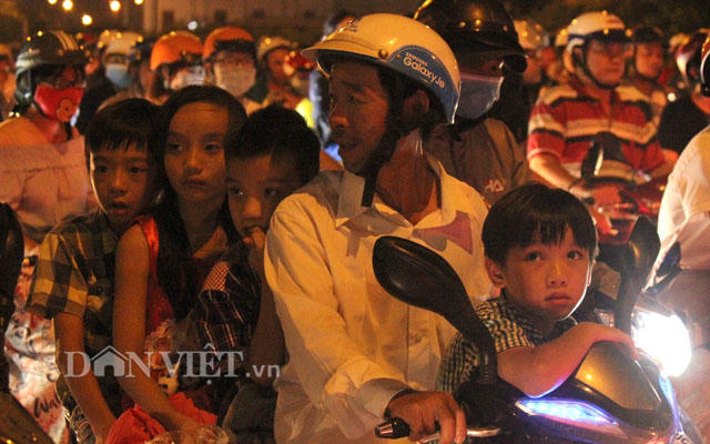 Xem pháo hoa độc đáo kiểu người Sài Gòn