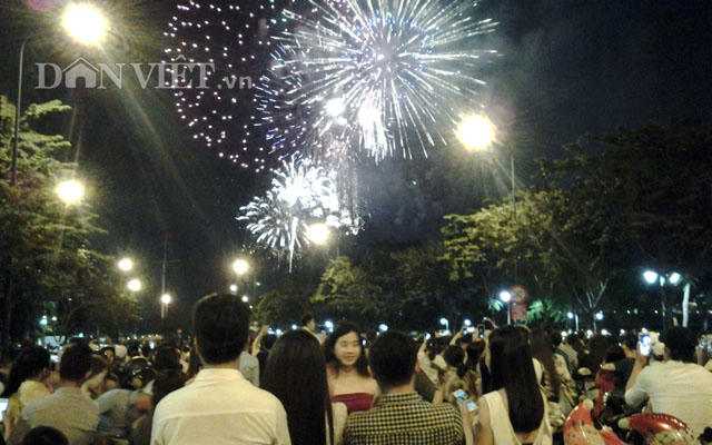 Xem pháo hoa độc đáo kiểu người Sài Gòn