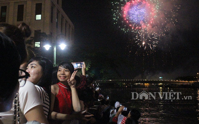 Xem pháo hoa độc đáo kiểu người Sài Gòn
