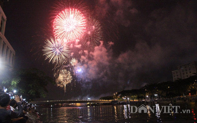 Xem pháo hoa độc đáo kiểu người Sài Gòn