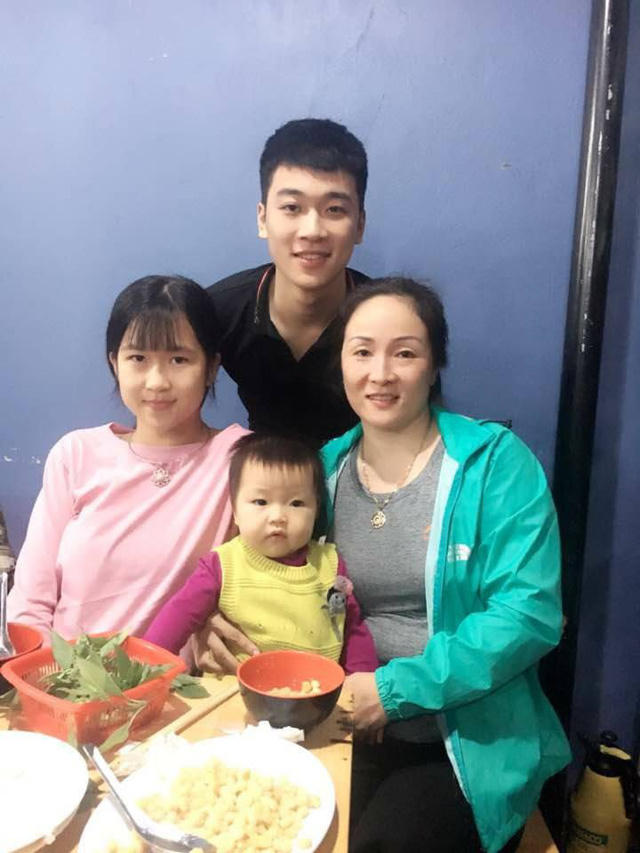  Tuấn Anh chụp ảnh cùng mẹ và các em. Ảnh: Facebook 