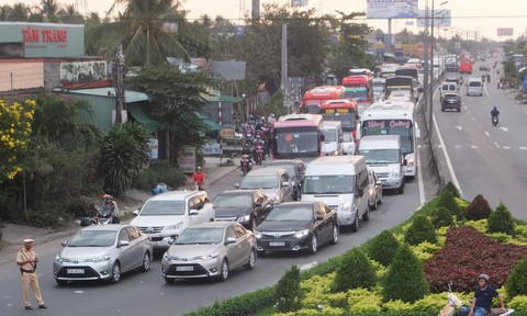 'Rê chân cả tiếng' trên đường Hà Nội, TP HCM ngày đầu năm 2018