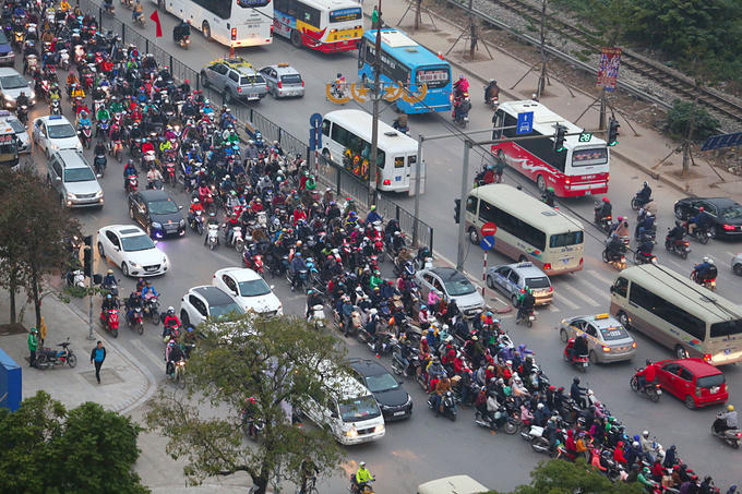 'Rê chân cả tiếng' trên đường Hà Nội, TP HCM ngày đầu năm 2018