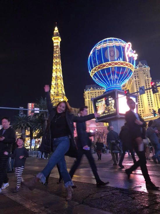 Khánh Thi để lộ vòng hai lùm lùm khi chia sẻ hình ảnh đi du lịch ở Mỹ.