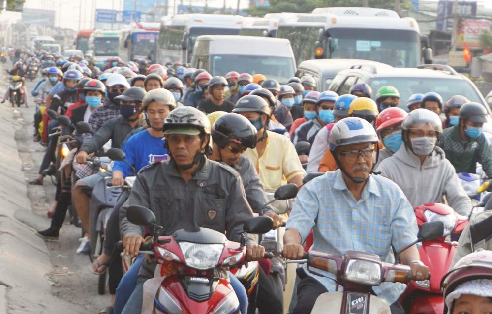 'Rê chân cả tiếng' trên đường Hà Nội, TP HCM ngày đầu năm 2018