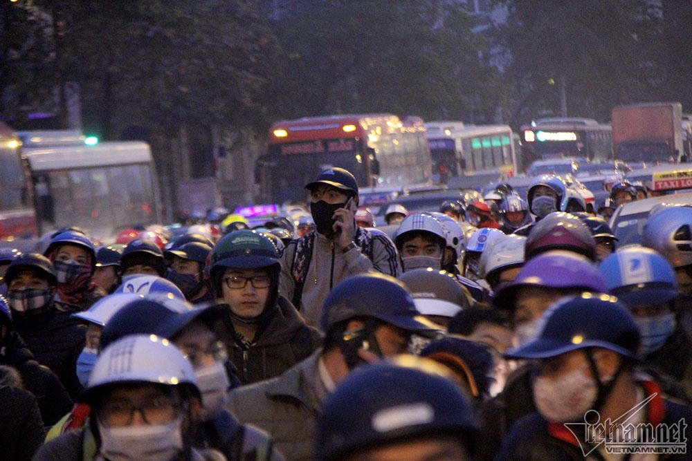 'Rê chân cả tiếng' trên đường Hà Nội, TP HCM ngày đầu năm 2018