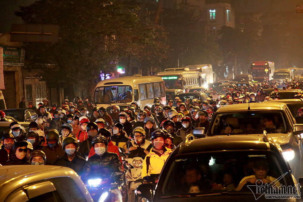 'Rê chân cả tiếng' trên đường Hà Nội, TP HCM ngày đầu năm 2018