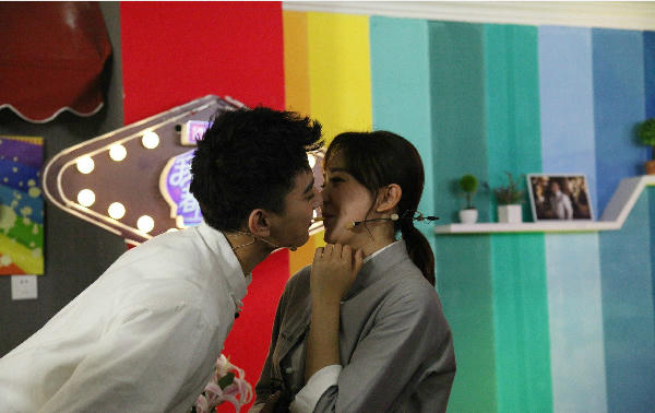 Là một cặp đôi tốn khá nhiều giấy mực của báo chí Trung Quốc với&nbsp;mối tình chị em chênh lệch nhau&nbsp;7 tuổi,&nbsp;Vu Hiểu Đồng và Hải Lục&nbsp;đã chính thức đường ai nấy đi vào tháng 9 năm nay. Cả hai bị phóng viên bắt gặp cùng nhau xuất hiện tại một khách sạn năm 2015. Ngày 9/3&nbsp;cùng năm nam diễn viên đã đăng trên Weibo cá nhân: Hải Lục, anh yêu em nhưng dòng trạng thái nhanh chóng bị xóa đi. Trong khoảng thời gian bên nhau mặc dù vấp phải nhiều chỉ trích từ phía khán giả nhưng cả hai vẫn bất chấp hẹn hò. Đến đầu năm 2017, cả hai ít khi xuất hiện cạnh nhau và không tương tác nhiều với nhau trên mạng xã hội khiến làng giải trí dấy lên tin đồn hai người đã chia tay. Đến tháng 9 vừa qua, khi tham gia một chương trình truyền hình, nam diễn viên Giả Bảo Ngọc bất ngờ tuyên bố&nbsp;mình đang độc thân khiến công chúng khá bất ngờ và tiếc nuối cho mối tình chị em 2 năm của cặp đôi.