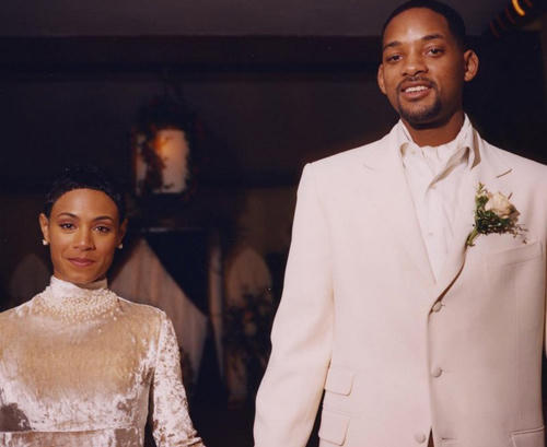 Dịp năm mới năm 1997, trước 100 khách mời, Will Smith và Jada Pinkett tổ chức đám cưới. Ngày 1/1, trên trang cá nhân, Will Smith đăng lại bức ảnh cưới và ca ngợi vợ: Cách đây 20 năm, chúng ta nắm tay nhau bước vào lễ đường. Từ đó đến nay, anh học được rằng tình yêu cũng như việc làm vườn. Anh đã học cách tập trung giúp em tỏa sáng, với những gì em muốn trở thành chứ không phải đòi hỏi em trở thành điều anh cần. Anh học được cách nuôi dưỡng những ước mơ của em chứ không bắt em đáp ứng những nhu cầu ích kỷ của anh. Anh học được rằng yêu là lắng nghe, là cho đi, là tự do. Chúc mừng ngày cưới, nữ hoàng của anh!.