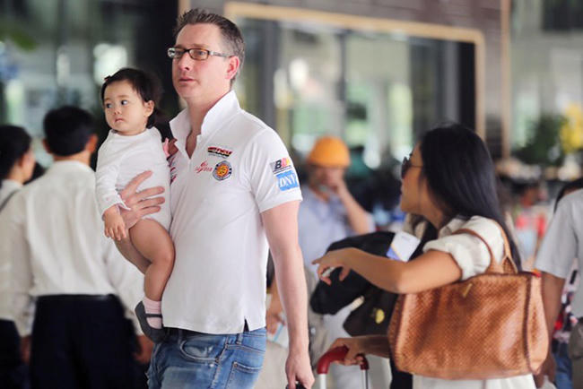 nhung cap "dua lech" trong showbiz viet hinh anh 8