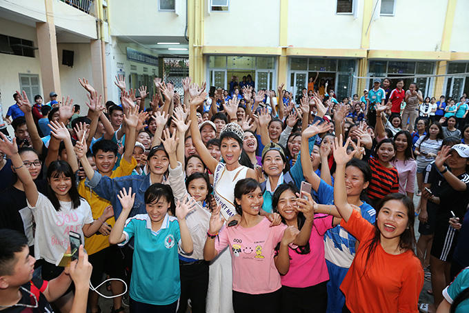 HHen Niê và hai Á hậu đọ sắc cùng Miss Universe 2008 Dayana Mendoza - 10