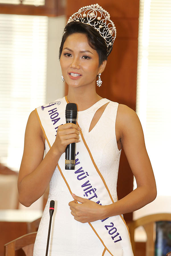 HHen Niê và hai Á hậu đọ sắc cùng Miss Universe 2008 Dayana Mendoza - 5