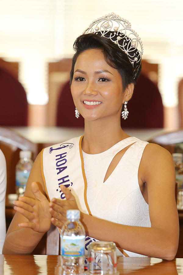 HHen Niê và hai Á hậu đọ sắc cùng Miss Universe 2008 Dayana Mendoza - 6