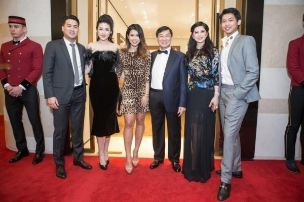 Dương Tú Anh bên cạnh gia đình Phillip giữa tin đồn hẹn hò.