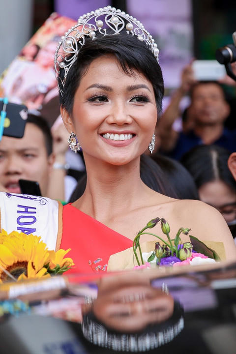 Hoa hậu H'Hen Niê: 'Mẹ tôi gọi hoa hậu là giải đặc biệt'