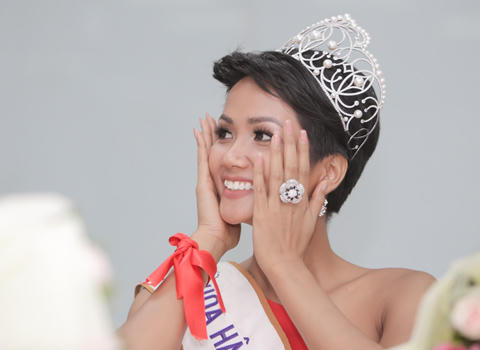 Hoa hậu H'Hen Niê: 'Mẹ tôi gọi hoa hậu là giải đặc biệt'