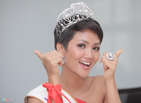 Hoa hậu H'Hen Niê: 'Mẹ tôi gọi hoa hậu là giải đặc biệt'