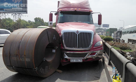 Cuộn sắt nặng gần 20 tấn lăn trúng xe container trên quốc lộ