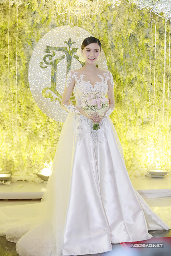 Trong ngày lên xe hoa, Ngọc Duyên diện soiree trắng đính ren như nàng công chúa, khoe nhan sắc trẻ trung, gợi cảm.