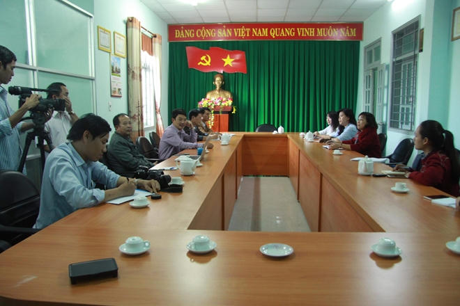 Hoa hậu H’Hen Niê muốn được đón về buôn bằng... xe máy cày