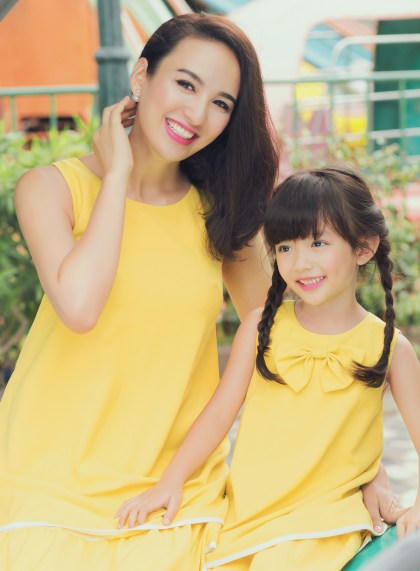 Hoa hậu và con gái thường đi du lịch, mặc đồ đôi cùng nhau