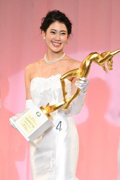 Cô 23 tuổi, là nhân viên bình thường trong một công ty.